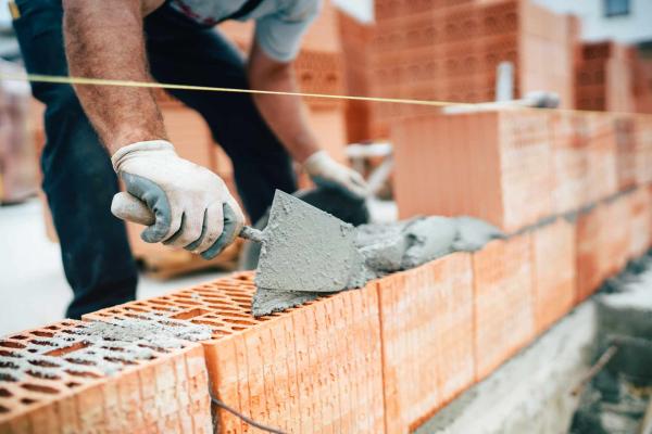 Artisan maçon pour construction de garage simple ou double à Laragne-Montéglin
